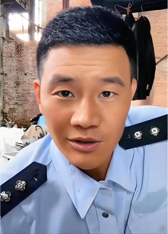 谢孟伟穿警服带货被行拘